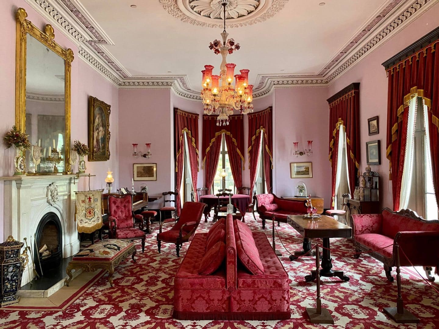 sitting room with vaulted ceiling