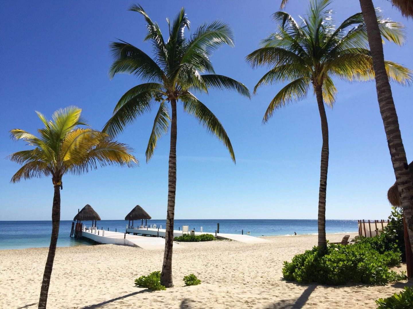 Uitstekende Riviera Cancun strand met pieren