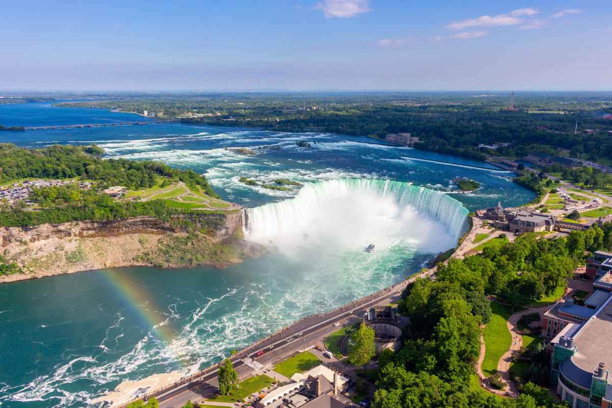 How to Get from Toronto to Niagara Falls (5 Easy Ways!)