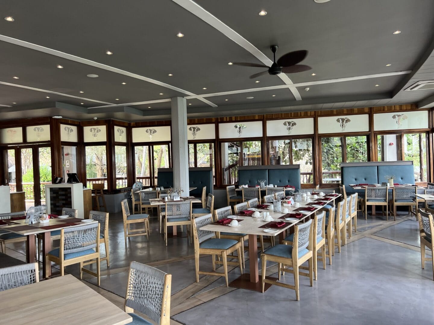 Cresta Mowana Safari Resort & Spa review dining